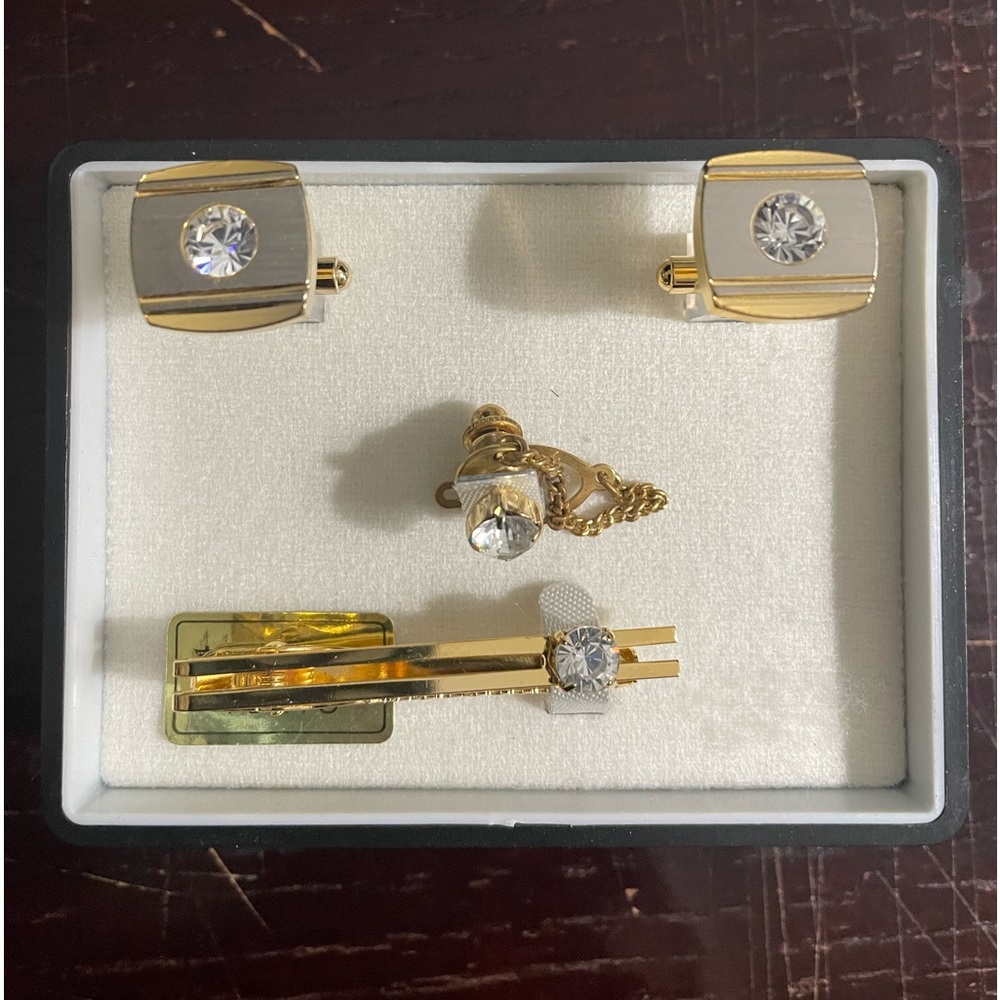 Cuff links and tie clip set